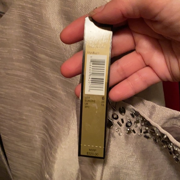 Tahari Arthur & Levine Luxe. Size 6 - Picture 5 of 5